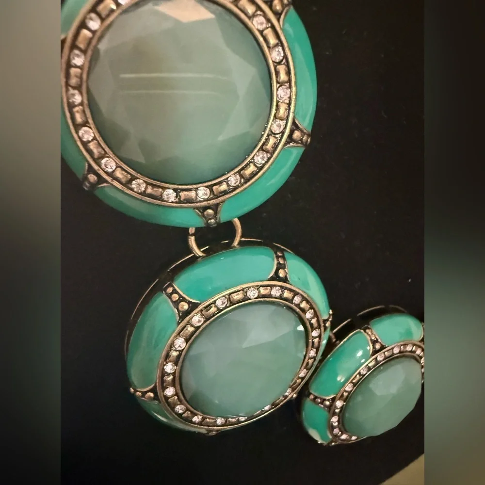 Elegant Green Statement Necklace - Picture 4 of 6